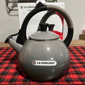Le Creuset Gray Oolong Whistling Tea Kettle New Flint/Gray